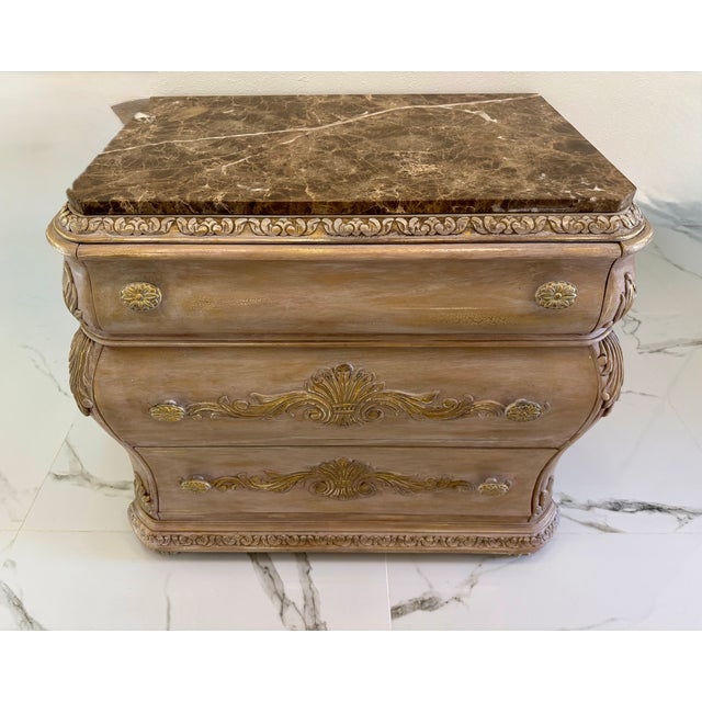 1990s French Provincial Bombe Marble Top Dresser – Louis XV Style Chest – Carved & Gilt – 3 Drawer For Sale - Image 4 of 16