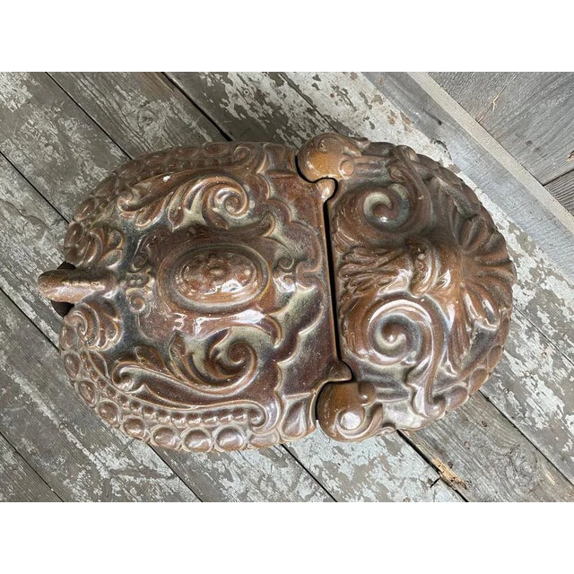 The cover is enamelled in brown-moka color.