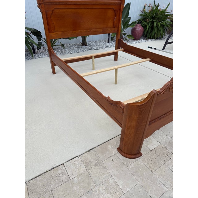 Lexington Furniture Victoria Sampler Collection Mansion Queen Size Bed. Original mark brand is on the back side of the...