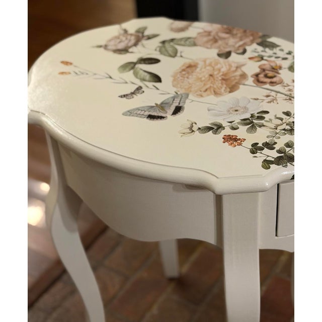 French Country Botanical Floral Accent Table With Scalloped Apron, Refinished For Sale - Image 4 of 10