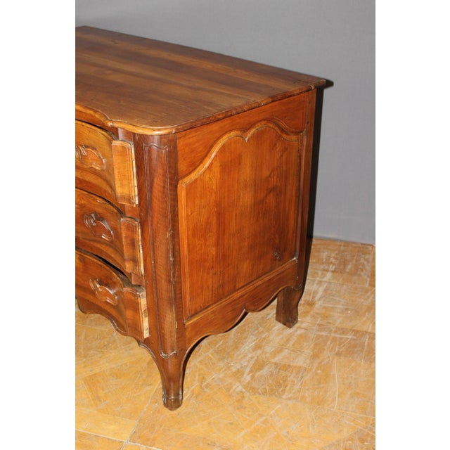 Mid 18th Century Antique Walnut Crossbow-Shaped Commode, 1750 For Sale - Image 5 of 17