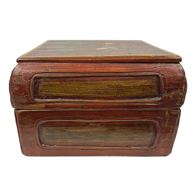 Early 20th-Century Chinese Hand Painted Wooden Jewelry/Fruit Box For Sale