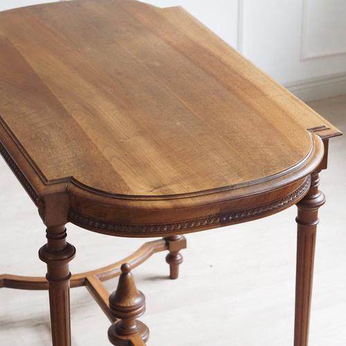 This antique console/parlor table dates from around 1900 and belongs to the historicist furniture production of the late...