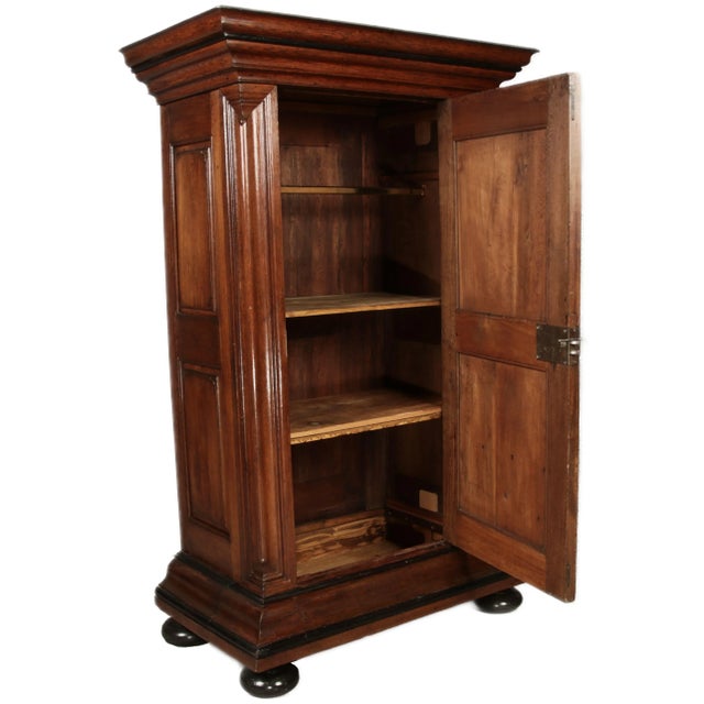 Antique Frankfurt Wave Cabinet in Oak, 1750 For Sale - Image 4 of 18