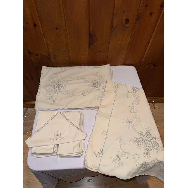 Beige 1970s Embroidered Fabric Dinner Napkins (2 Sets of 12 Beige) & 6 White Napkins - 30pcs For Sale - Image 8 of 10