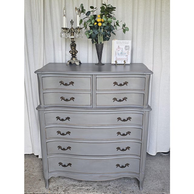 Gorgeous DIXIE Chest on Chest, Tall Dresser. Circa 1950's piece, featuring 4 small drawers on top chest, and 4 big ones on...