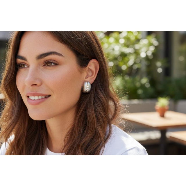 Elegant and versatile, these preowned 18kt White Gold Huggie Hoop Earrings embody refined luxury with a modern edge....