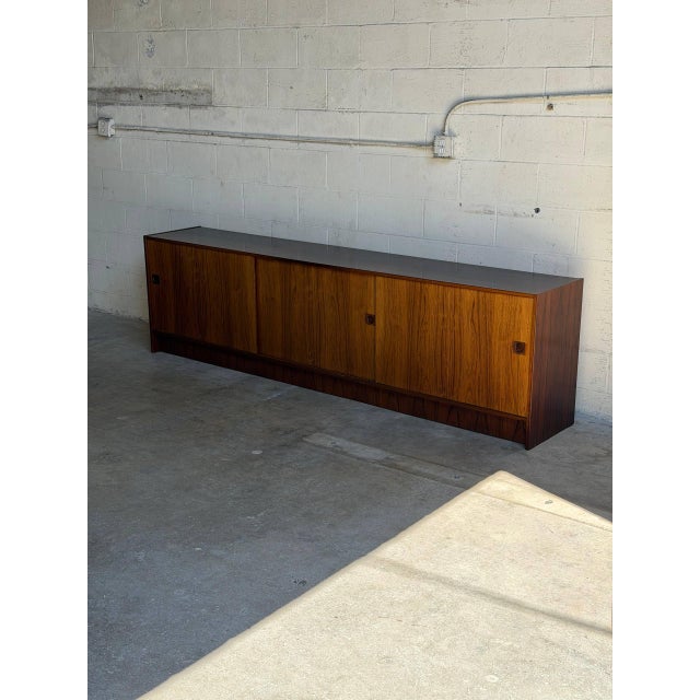 Danish Rosewood Modern Credenza Long Low Sideboard Storage Unit Furniture Denmark 1960s For Sale - Image 4 of 10