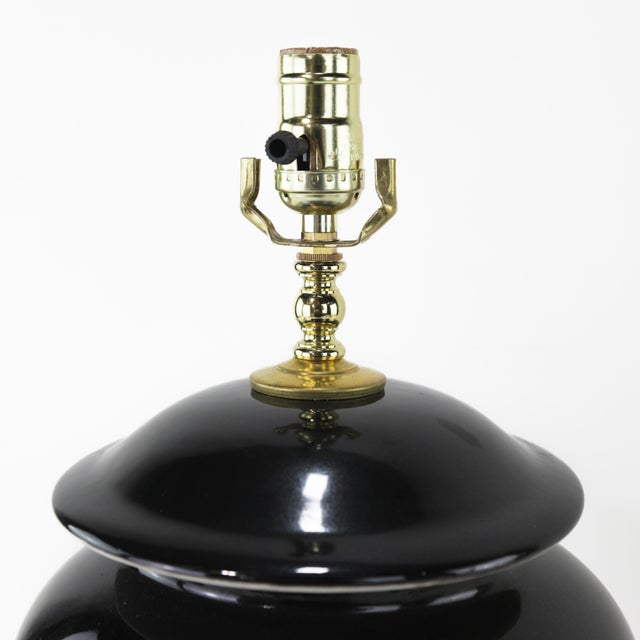 Mid 20th Century Vintage Black Glazed Porcelain Ginger Jar Table Lamp With Brass Hardware For Sale - Image 5 of 9