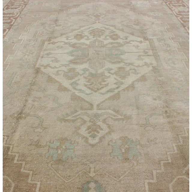 Traditional Mid 20th Century Mid 20th Century Turkish Vintage Oushak Medallion Rug With Muted Colors in Earth Tones For Sale - Image 3 of 11