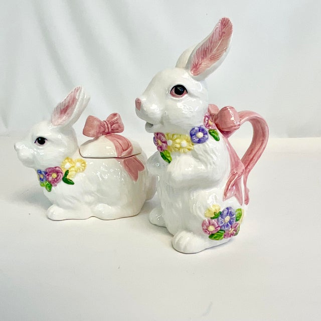 Mid-Century Trompe L’Oeil Hollywood Regency Majolica Bunny Creamer and Sugar Bowl - A Pair, Easter For Sale - Image 6 of 11