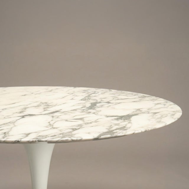 Knoll Saarinen Round Tulip Pedestal Dining Foyer Table in Arabescato Marble For Sale - Image 4 of 7
