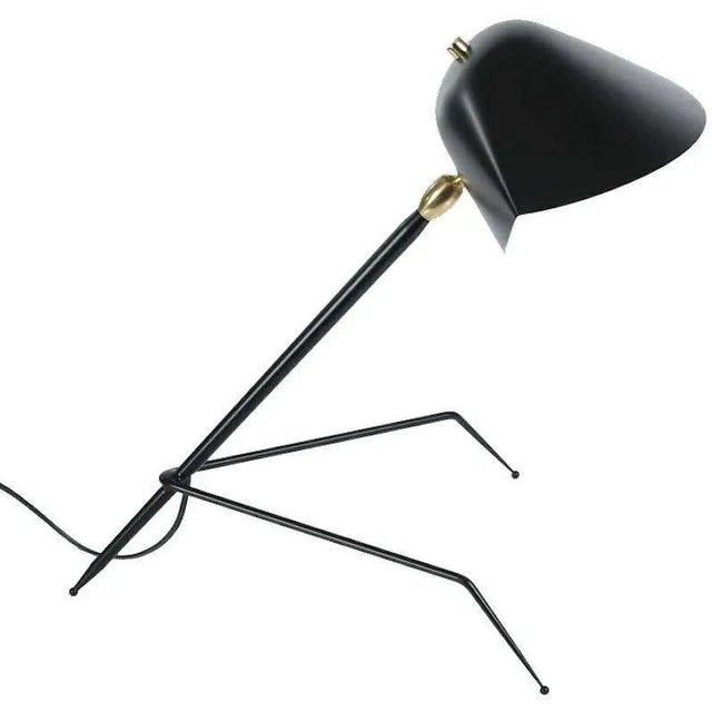 Serge Mouille 'Lampe Tripode' table lamp in black. Originally designed in 1954, this iconic lamp is still made by Edition...