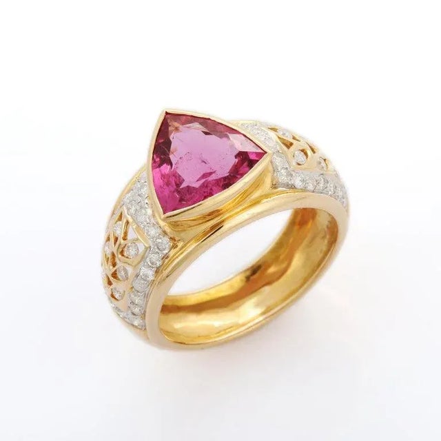Modern 2.81 Carat Trillion Cut Ruby Diamond Cocktail Ring in 18k Yellow Gold Size 7 For Sale - Image 3 of 14