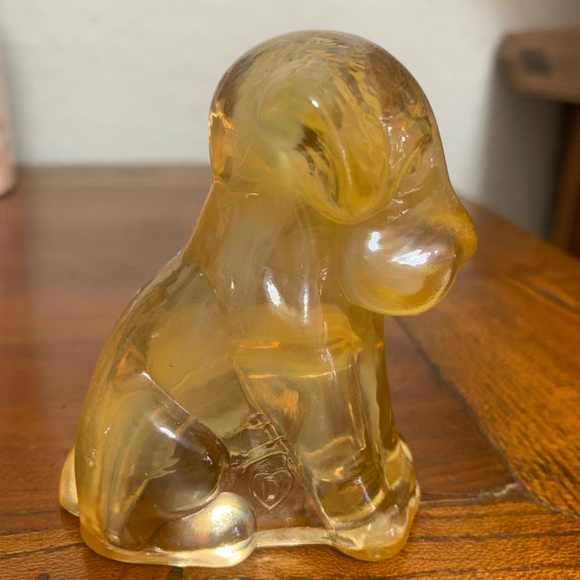 Figurative Vintage Degenhart “Pooch” Dog Figurine in Peach Opalescent Glass – Uv Reactive Glowing For Sale - Image 3 of 8