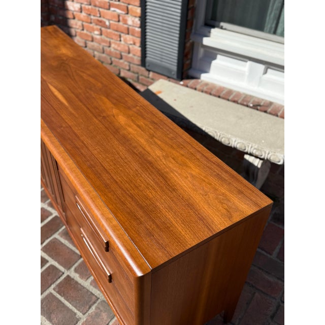 Mid Century Modern Bassett Dresser c.1960’s For Sale In Palm Springs - Image 6 of 10