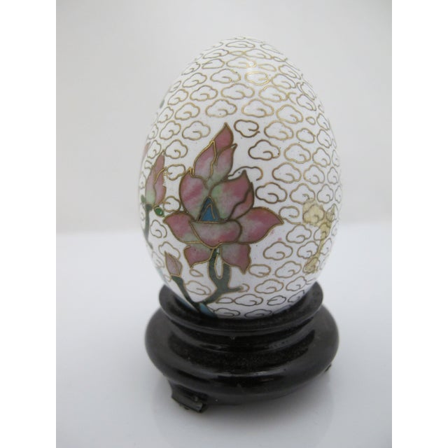 Early 20th Century Chinese Cloisonne White Hand Painted Enamel Bird & Lotus in Clouds Egg With Stand For Sale - Image 5 of 8