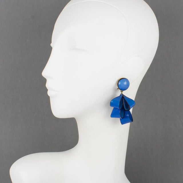 Cilea Paris designed these gorgeous dimensional dangling clip-on earrings. These artisanal resin earrings feature...