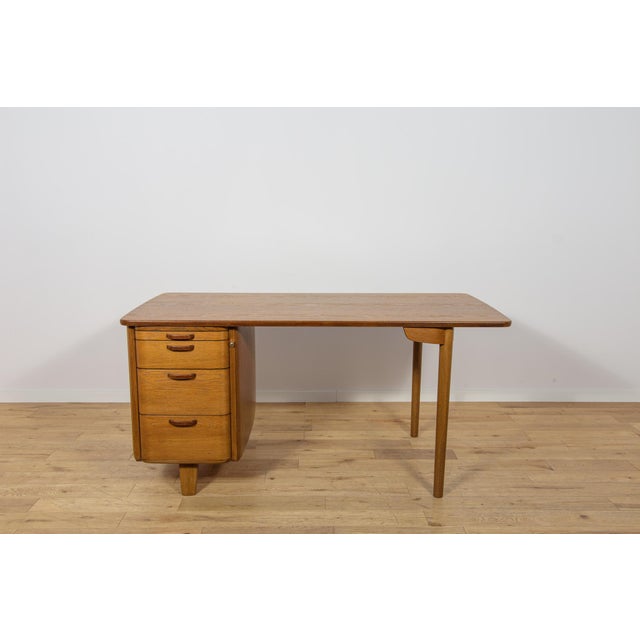 This oak executive desk was designed by Gunnar Ericsson for Åtvidaberg / Facit AB Büromöbel Zürich during the 1950s. The...