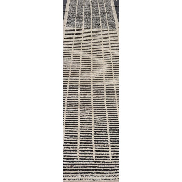 Textile Modern Casual Hand Knotted Runner With Tribal Design in Black and White Colors For Sale - Image 7 of 11