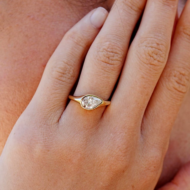 Not Yet Made - Made To Order Kai Gloria Pear Lab Grown Diamond Ring in 14k Solid Gold (All Sizes Available) For Sale - Image 5 of 7