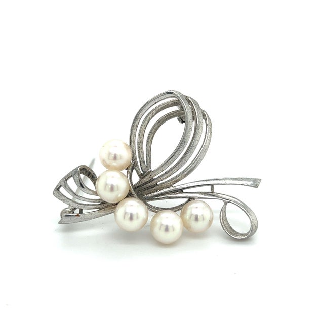 Mikimoto Estate Akoya Pearl Brooch Pin Sterling Silver 7 mm This elegant Authentic Mikimoto Estate Akoya pearl brooch pin...