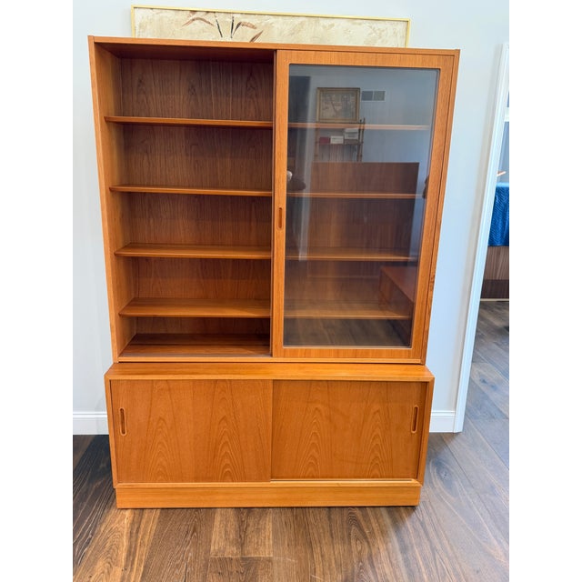 Mid 20th Century Danish Modern Teak Bookcase & Display Cabinet by Poul Hundevad With Sliding Glass Doors For Sale - Image 6 of 10