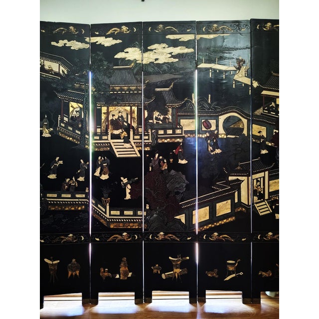 Wood Grand Chinese Export Eight Panel Lacquered Coromandel For Sale - Image 7 of 17