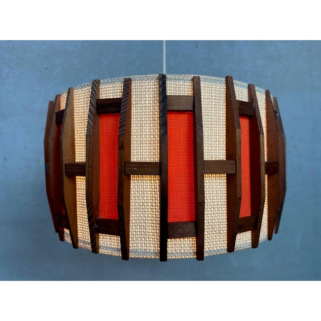 Vintage pendant lamp in jute and teak. Solid. Marked. Bakelite E27 socket. Diameter: 40cm. Height: 20cm. Total length:...