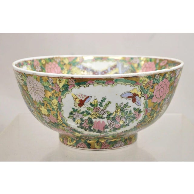 Ceramic Vintage Rose Medallion Chinese Export Porcelain Figural Painted Bowl For Sale - Image 7 of 12