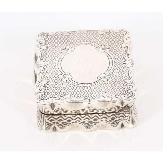 This is an exquisite antique Edwardian sterling silver snuff box / pill box, with hallmarks for Colin Hewer Cheshire,...