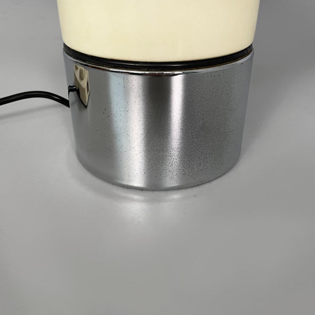Italian Space Age White Metal and Acrylic Glass Brumbury Table Lamp attributed to Luigi Massoni for Guzzini, 1970s For Sale - Image 14 of 17