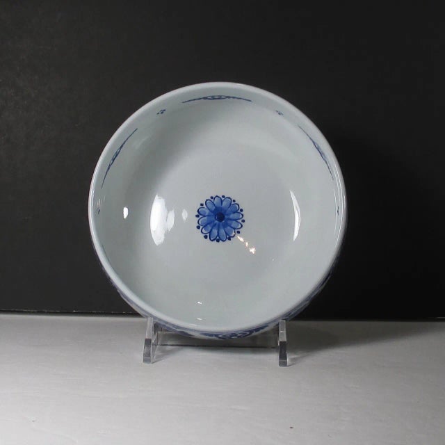 Add a touch of classic Dutch elegance to your collection with this beautiful vintage Delft bowl, crafted by the renowned...