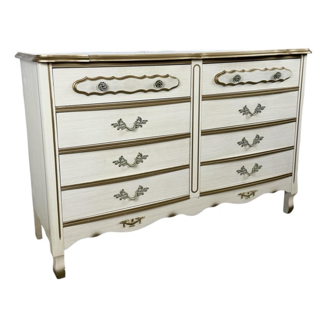 Vintage French Provincial Six-Drawer Dresser in Cream and Gold With Louis XV Details For Sale