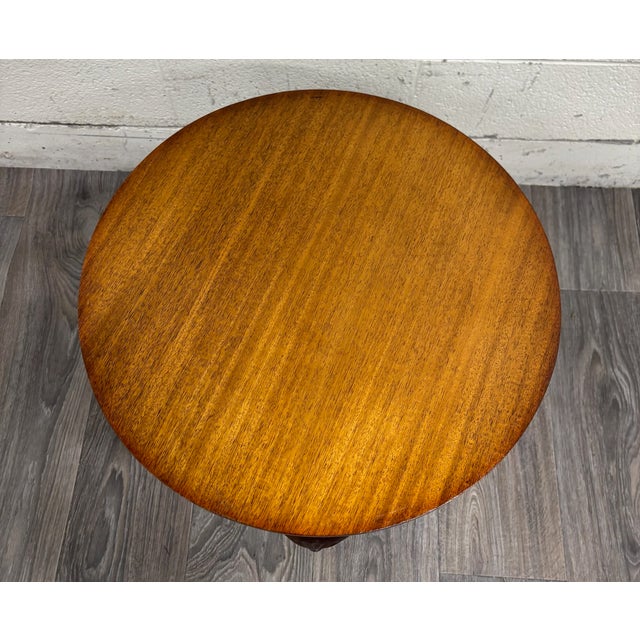 This is a gorgeous vintage Queen Anne Traditional style pie crust side table or accent table with removable top and a...