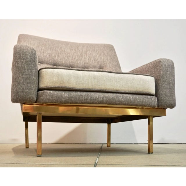 1970s Arflex Italian Brass Base Two-Tone Pepper Cream and Taupe Gray Armchair For Sale - Image 11 of 13