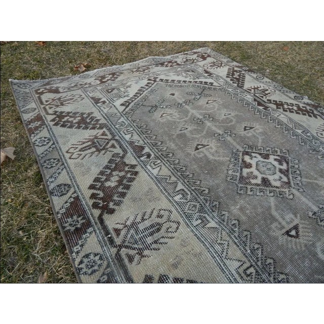 Textile 1970s Vintage Handwoven Low Pile Faded Pale Medium Turkish Ushak Rug - 3'11'' X 6'7'' For Sale - Image 7 of 13