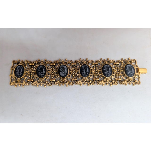 Napier Vintage 1994 Signed Napier Goldtone Black Oval Intaglio Link Bracelet For Sale - Image 4 of 7