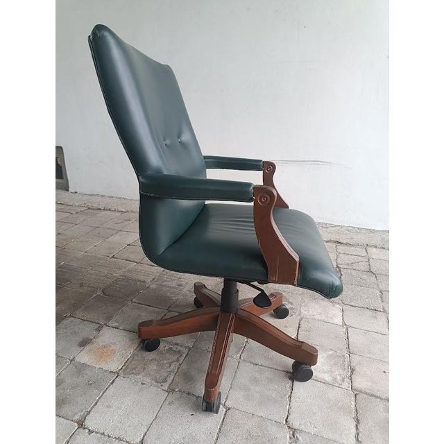American Vintage 1996 Gunlocke Executive Leather Swivel Office Chair – Sherwood Green For Sale - Image 3 of 6
