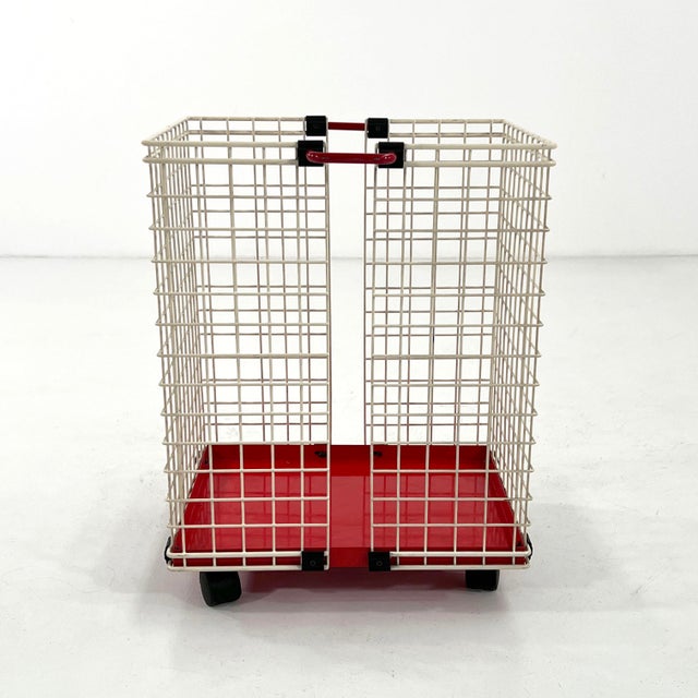 Wire Laundry Bin and Hooks in Metal, 1980s, in Good conditions. Designed 1980 to 1989