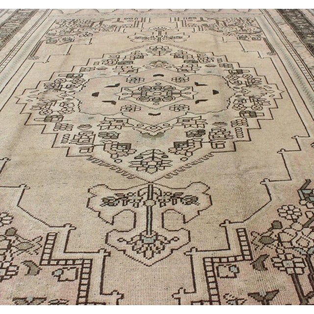Vintage Turkish Oushak Rug With Center Medallion Design in Earthy Colors For Sale In Atlanta - Image 6 of 10