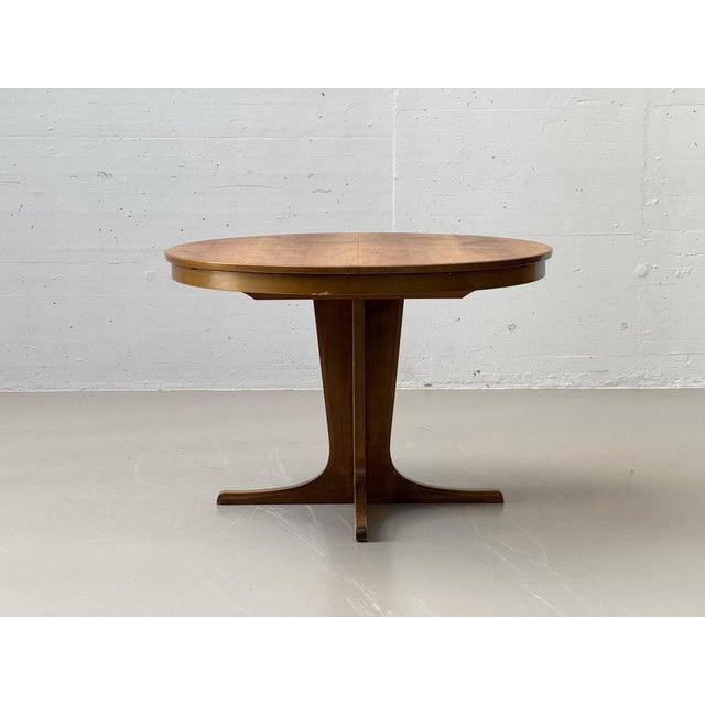 Round Extendable Table in Walnut, 1960s For Sale - Image 4 of 18