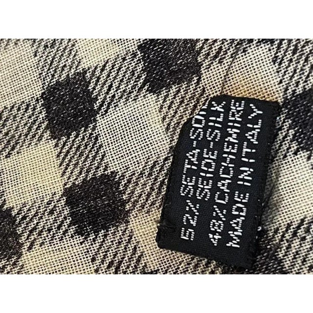 Chanel Classique Foulard En Cachemire Soie For Sale In New York - Image 6 of 8