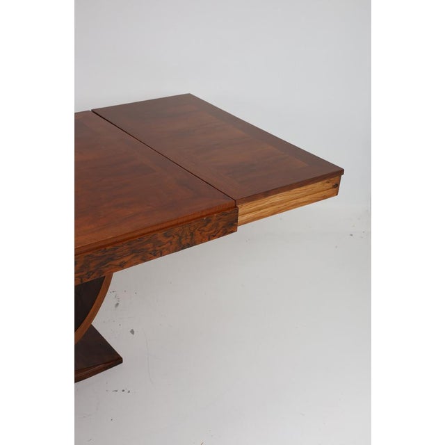 This exceptional dining Table , crafted from Rich walnut wood, is asuperb examble of the Periode Design and craftmanship....