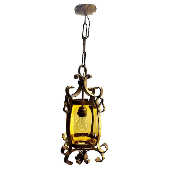 Forget pendant lamp. Materials: gold painted curved iron slats pleated as a cage. Metal chain 30 cm and canopy. E27 socket...