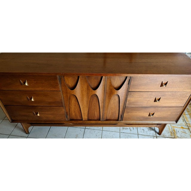 Broyhill Brasilia 1960's Mid Century Modern Broyhill Brasilia Triple Dresser and Mirror For Sale - Image 4 of 14
