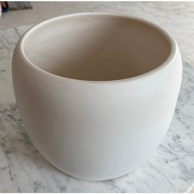 1980s Matte White Gainey Planter La Verne California J-12 Architectural Pottery For Sale - Image 5 of 15