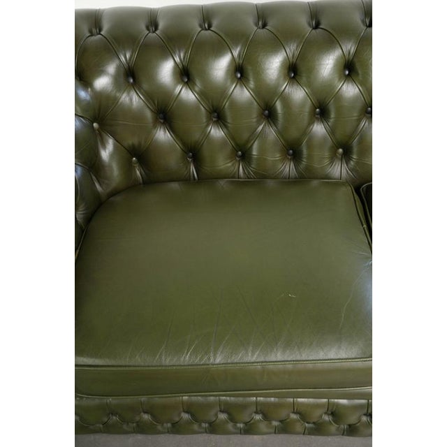 Chesterfield 2.5-seater Sofa in Green Cowhide Leather For Sale - Image 6 of 14