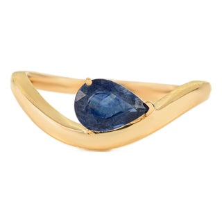 Modern Pear Cut Prong Set Deep Blue Sapphire Wave Ring in 14k Yellow Gold Size 6.5 For Sale