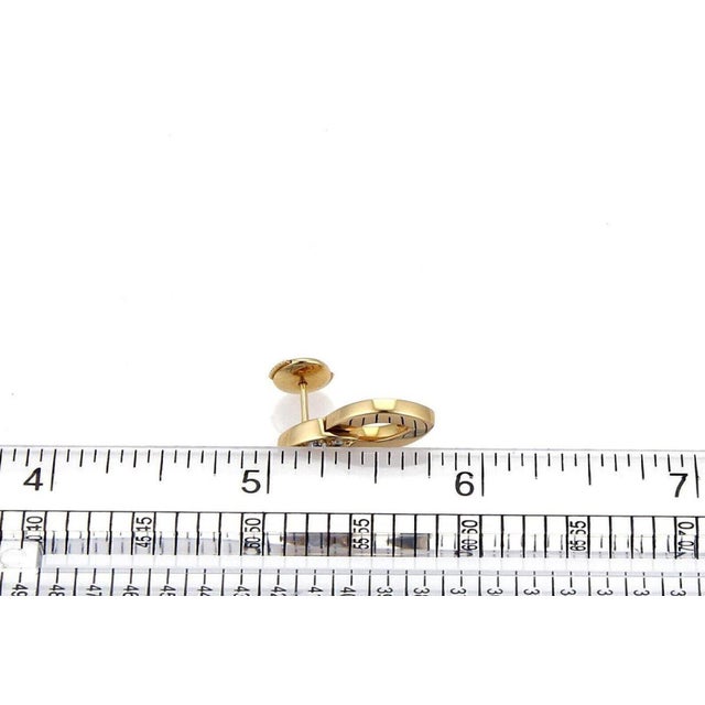 From Cartier Diadea this elegant authentic pair of earrings are crafted from 18k yellow gold with a polished finish. It...